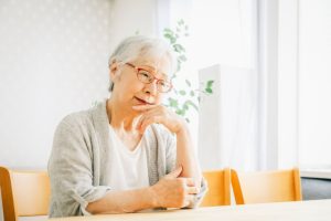 困っている年配の女性